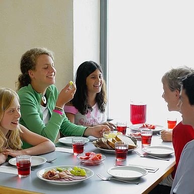 Studenten beim Abendessen