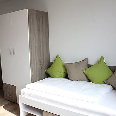 Einzelzimmer / Single Room / Bett