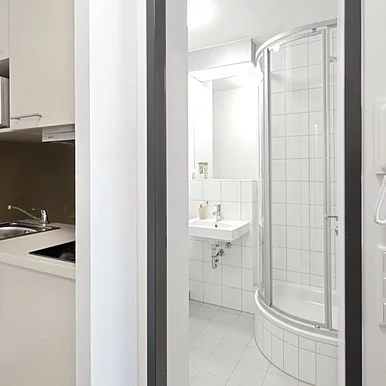 Kitchenette und Badezimmer